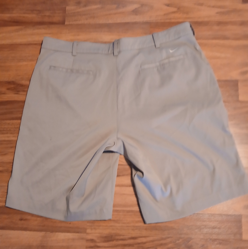 Nike Golf Men's Size 40 Light Tan Flat Front Shorts - Picture 8 of 8